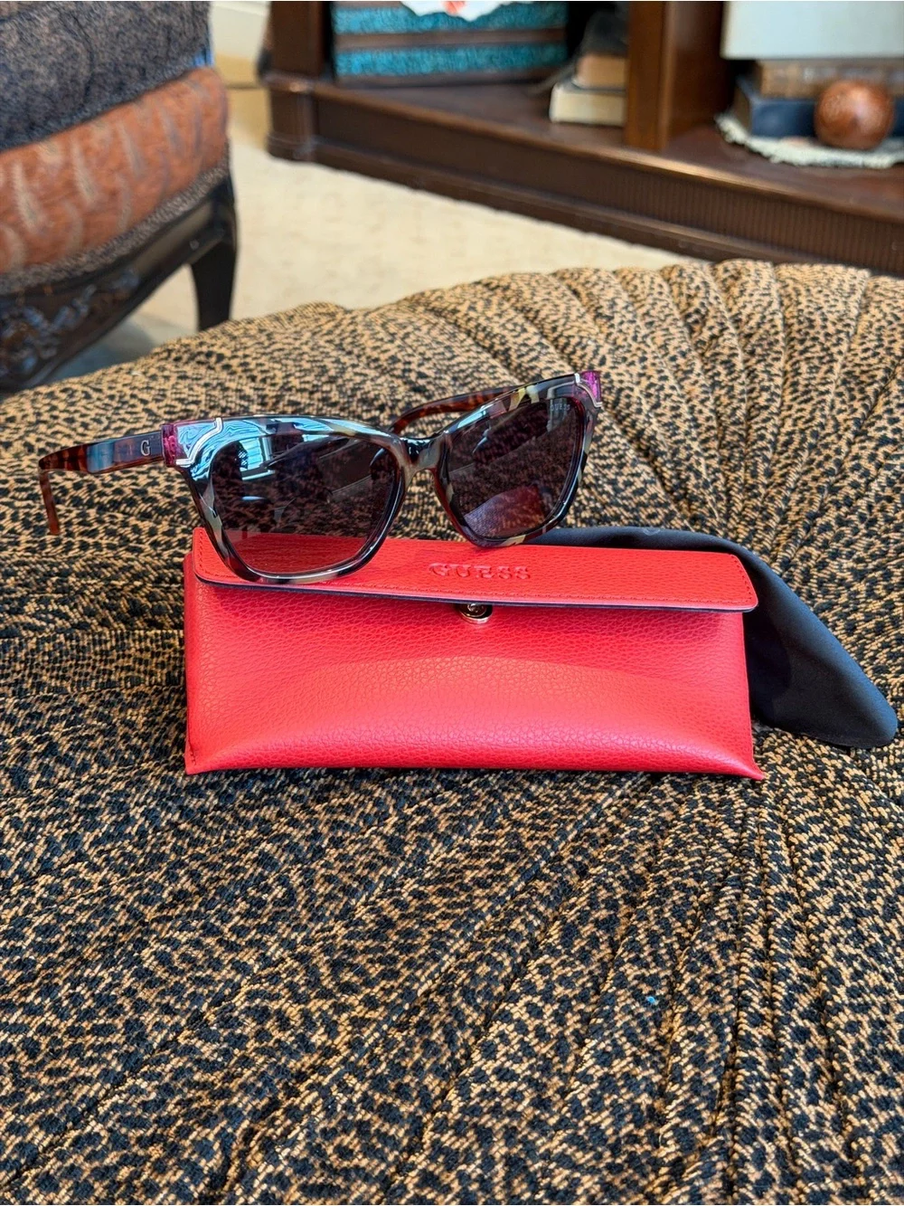 New with case and cloth Guess Tortoise and Pink Sunglasses